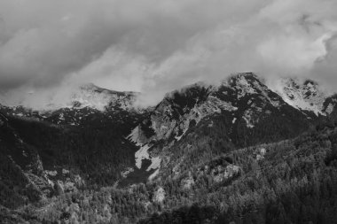 Fırtınalı bulutlarda Alpler Dağları, siyah beyaz