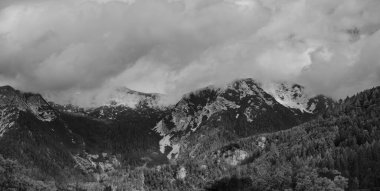 Fırtınalı bulutlarda Alpler Dağları, siyah beyaz