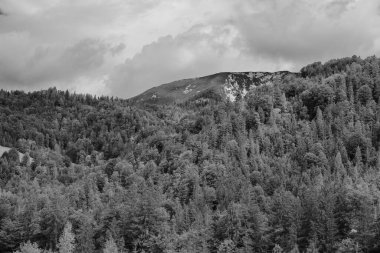 Fırtınalı bulutlarda Alpler Dağları, siyah beyaz