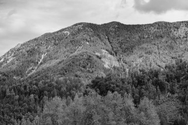 Fırtınalı bulutlarda Alpler Dağları, siyah beyaz