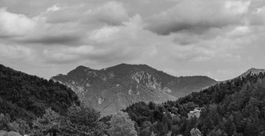 Fırtınalı bulutlarda Alpler Dağları, siyah beyaz