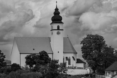 Kilise ve saat kulesinin manzara manzarası, bulutlu gökyüzü
