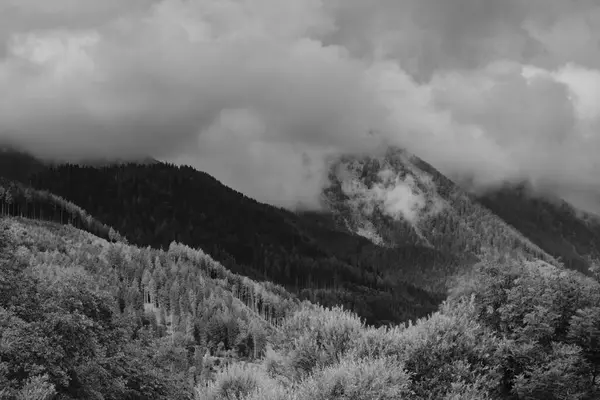 嵐の雲にアルプス山 黒と白で — ストック写真