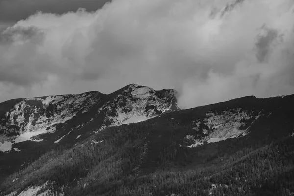 Alperna Berg Stormiga Moln Svart Och Vitt — Stockfoto