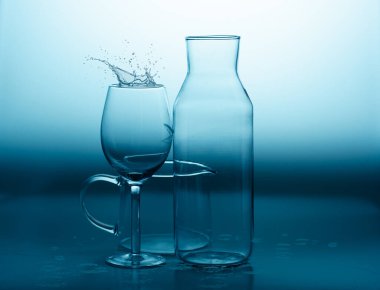 Bardağa hareket halindeyken su sıçrıyor.