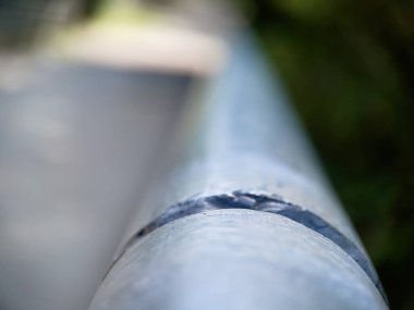 Metal tüpteki bir çatlağın makro görüntüsü, yapılar