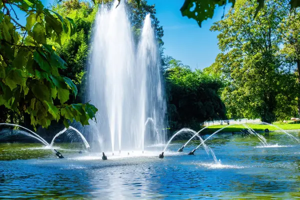 Beautiful Fountain Lake Park Splashing Streams — Stock Photo, Image