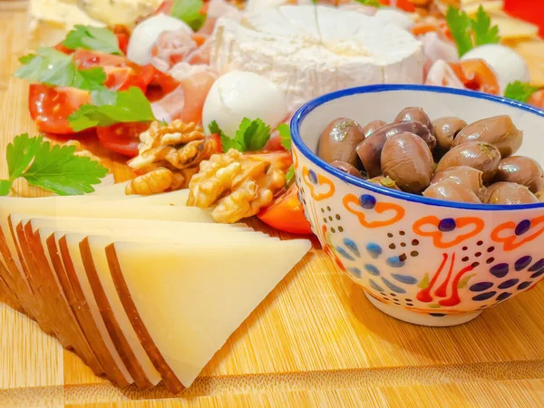 Sarı peynir ve abur cuburlar ahşap tabakta