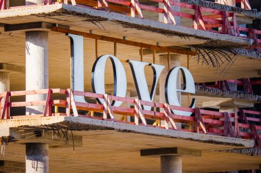 İşlenmemiş inşaat, bitirilmemiş mimari