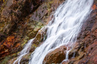 Yavaş çekimde doğal şelale.