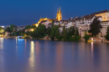 Sarı bayrağı dalgalanan bir nehir üzerinde köprü. Sahne gece ve su sakin.