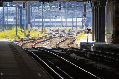 Arkasında tren ve ulaşım aracı olan bir tren istasyonu.