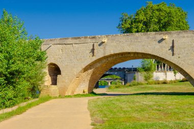 Pont Vieux. Köprü, arka planda şato olan bir nehri kapsar. Köprü taştan yapılmış ve çok güzel bir manzara.