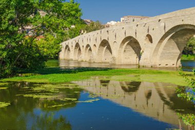 Pont Vieux. Köprü, arka planda şato olan bir nehri kapsar. Köprü taştan yapılmış ve çok güzel bir manzara.