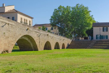 Pont Vieux. Köprü, arka planda şato olan bir nehri kapsar. Köprü taştan yapılmış ve çok güzel bir manzara.