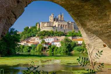 Pont Vieux. Köprü, arka planda şato olan bir nehri kapsar. Köprü taştan yapılmış ve çok güzel bir manzara.
