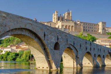 Pont Vieux. Köprü, arka planda şato olan bir nehri kapsar. Köprü taştan yapılmış ve çok güzel bir manzara.