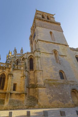 Saint-Nazir Katedrali. Arka planda şatosu olan bir kasabadan geçen bir nehir. Su sakin ve berrak. Çevredeki binaları yansıtıyor. Sükunet ve huzur kavramı