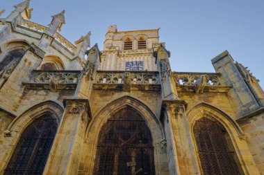 Saint-Nazir Katedrali. Arka planda şatosu olan bir kasabadan geçen bir nehir. Su sakin ve berrak. Çevredeki binaları yansıtıyor. Sükunet ve huzur kavramı