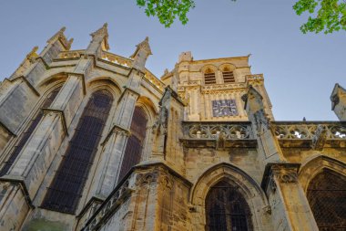 Saint-Nazir Katedrali. Arka planda şatosu olan bir kasabadan geçen bir nehir. Su sakin ve berrak. Çevredeki binaları yansıtıyor. Sükunet ve huzur kavramı