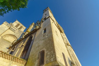 Saint-Nazir Katedrali. Arka planda şatosu olan bir kasabadan geçen bir nehir. Su sakin ve berrak. Çevredeki binaları yansıtıyor. Sükunet ve huzur kavramı