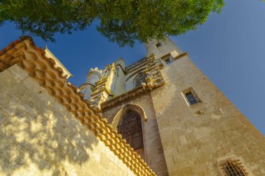 Saint-Nazir Katedrali. Arka planda şatosu olan bir kasabadan geçen bir nehir. Su sakin ve berrak. Çevredeki binaları yansıtıyor. Sükunet ve huzur kavramı
