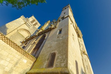 Saint-Nazir Katedrali. Arka planda şatosu olan bir kasabadan geçen bir nehir. Su sakin ve berrak. Çevredeki binaları yansıtıyor. Sükunet ve huzur kavramı