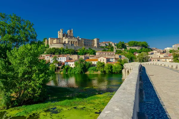 Pont Vieux. Köprü, arka planda şato olan bir nehri kapsar. Köprü taştan yapılmış ve çok güzel bir manzara.