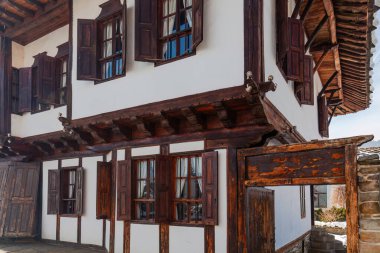 Eski ev cephesi, Tryavna Pencereler kahverengi ve bina beyaz