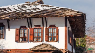 Eski ev cephesi, Tryavna Pencereler kahverengi ve bina beyaz
