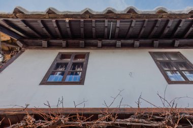 Eski ev cephesi, Tryavna Pencereler kahverengi ve bina beyaz