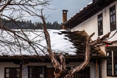 Eski ev cephesi, Tryavna Pencereler kahverengi ve bina beyaz