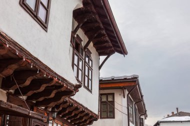Eski ev cephesi, Tryavna Pencereler kahverengi ve bina beyaz
