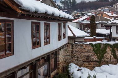 Eski ev cephesi, Tryavna Pencereler kahverengi ve bina beyaz