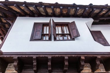 Eski ev cephesi, Tryavna Pencereler kahverengi ve bina beyaz