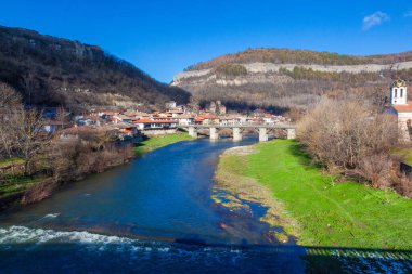 Arkasında taş köprüsü ve Veliko Tarnovo kasabası olan Yantra Nehri.