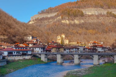 Arkasında taş köprüsü ve Veliko Tarnovo kasabası olan Yantra Nehri.