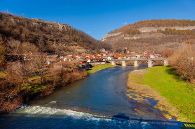 Arkasında taş köprüsü ve Veliko Tarnovo kasabası olan Yantra Nehri.