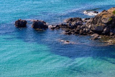 Yunanistan kıyılarında taşlı turkuaz deniz suyu
