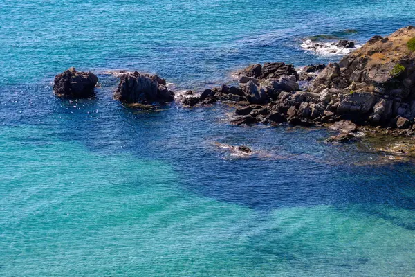 Yunanistan kıyılarında taşlı turkuaz deniz suyu