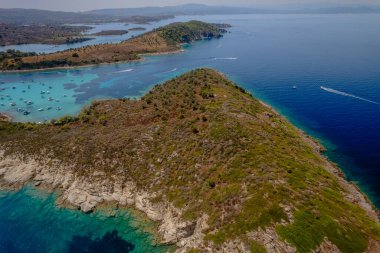 Sahil manzarasının temiz mavi sularla çekilmiş havadan görüntüsü. Akdeniz Yunan adaları