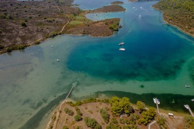 Sahil manzarasının temiz mavi sularla çekilmiş havadan görüntüsü. Akdeniz Yunan adaları