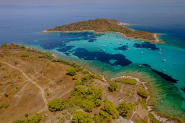 Sahil manzarasının temiz mavi sularla çekilmiş havadan görüntüsü. Akdeniz Yunan adaları