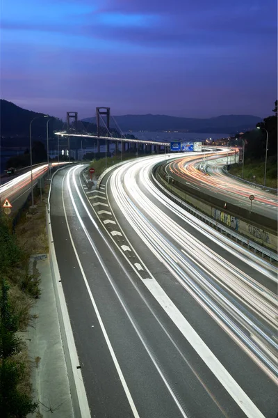 Karayolu trafiği alacakaranlıkta akıyor