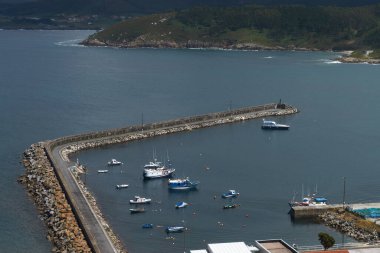 Malpica, İspanya 'da bir dalgakıranın yanına birkaç balıkçı teknesi yanaşmış..