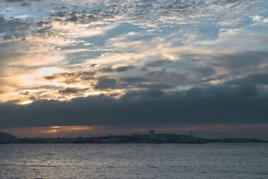 Yazın gün batımında Coruna 'nın silüeti