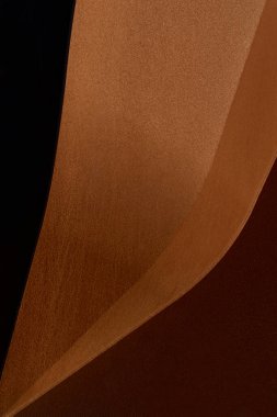 Güneşli bir günde metal bir heykelin parçası