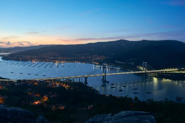 Gün batımında nehirden geçen köprü.