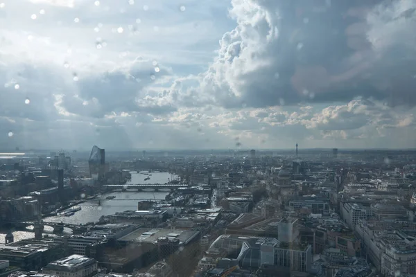 Güneşli bir günde Londra ve Thames nehrinin silüeti