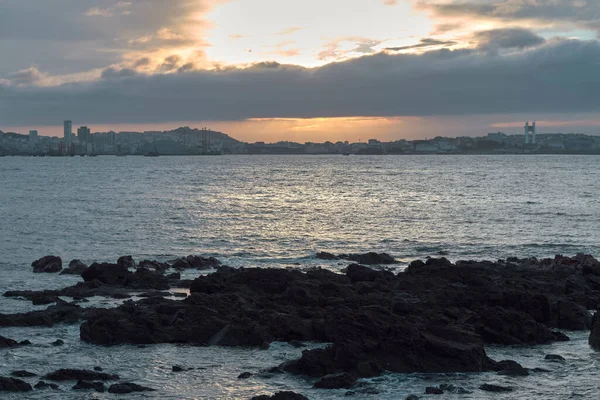 Yazın gün batımında Coruna 'nın silüeti